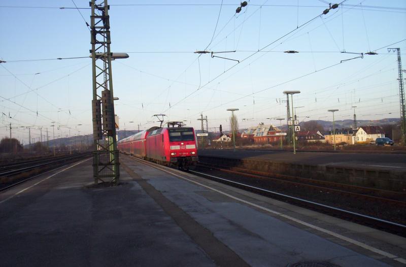 Am 21.3.2005 fuhr 146 019-5 mit dem RE 6  Westfalen-Express  von Minden(Westf) nach Dsseldorf Hbf in der Herforder Hauptbahnhof ein.