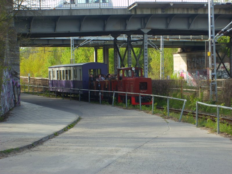 Am 21.4.2007 waren trotz des mit der Weile bekanntgegebenen Brandanschlags 2 Zge in der Whlheide Unterwegs. Den einen sieht man hie rbei der Einfahrt in den Bahnhof Wuhlheide fr den andern reicht mein Akku leider nicht :(
;-)