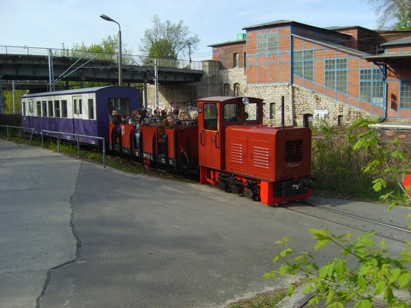 Am 21.4.2007 waren trotz des mit der Weile bekanntgegebenen Brandanschlags 2 Zge in der Whlheide Unterwegs. Den einen sieht man hie rbei der Einfahrt in den Bahnhof Wuhlheide fr den andern reicht mein Akku leider nicht :(
;-)