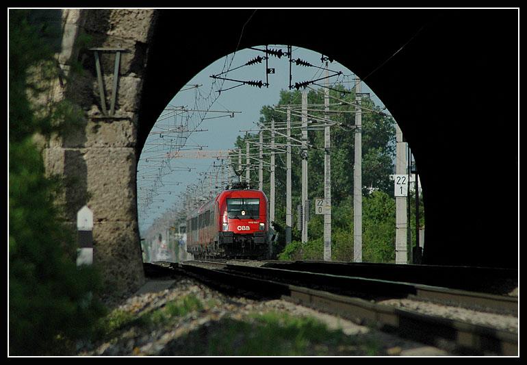 Am 21.5.2006 ist 1116 124 mit dem IC 631  Alpen-Adria Uni Klagenfurt  nach Villach unterwegs.