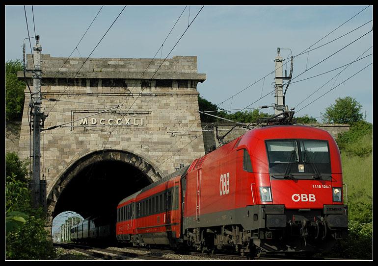 Am 21.5.2006 ist 1116 124 mit dem IC 631  Alpen-Adria Uni Klagenfurt  nach Villach unterwegs.