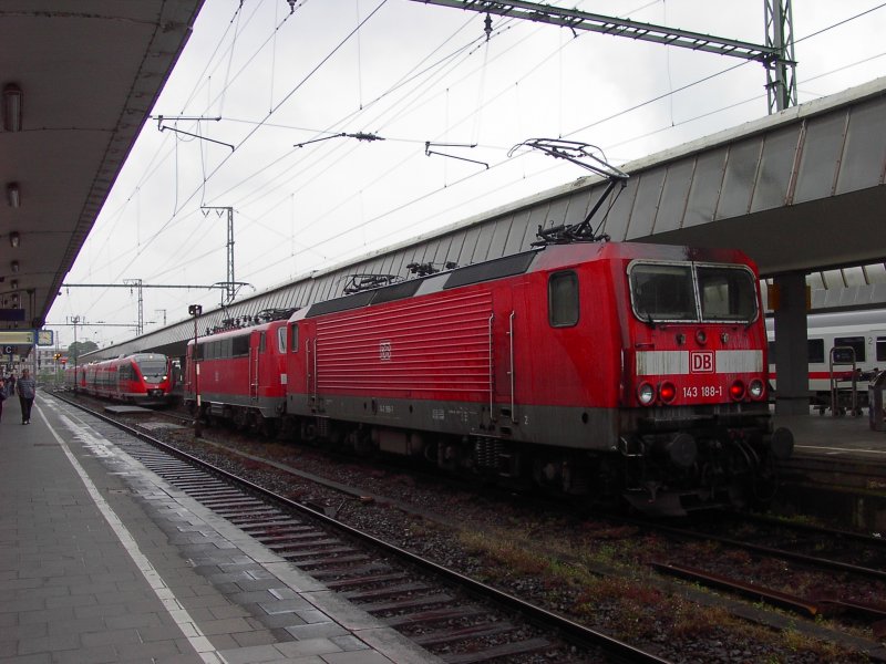 Am 21.6.07 stehen 111 146 und 143 188 zusammen im Bahnhof Mnster.
