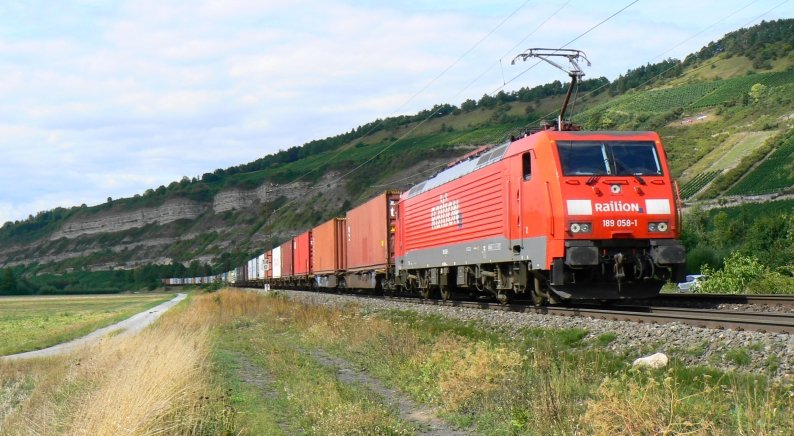 Am 21.8.2008 fuhr 189 058 mit einem Containerzug bei Thngersheim im Maintal Richtung Wrzburg.