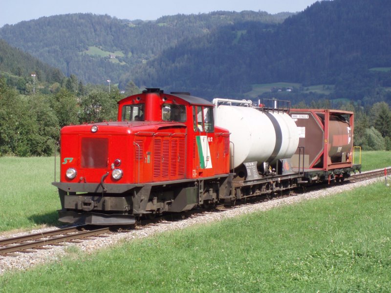 Am 21.8.2009 wurde wieder ein G�terzug auf der Murtalbahn in Verkehr gesetzt. Die Lok VL12 mit 2 Wagen kurz vor Erreichen des Bahnhofs Murau. Der Zug endete hier.