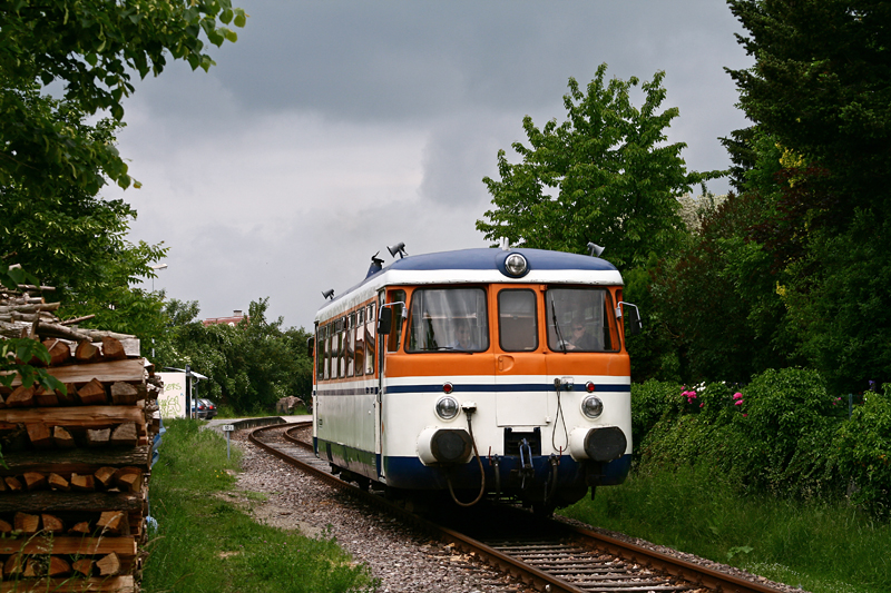 Am 22. Mai 2009 beschleunigt der im Jahr 1962 gebaute MAN VT 26 als SWE 70773 von Neckarbischofsheim Nordbahnhof nach Hffenhardt aus der Ortschaft Obergimpern. Die Aufnahme ist mittlerweile historisch, denn die SWEG Waibstadt stellte den Zugverkehr am 31. Juli 2009 leider ein.