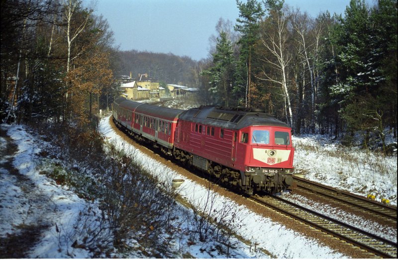 Am 22. November 1998 faehrt 234546 mit dem RE3486 Zittau-Dresden Neustadt an Dresden Klotzsche vorbei.