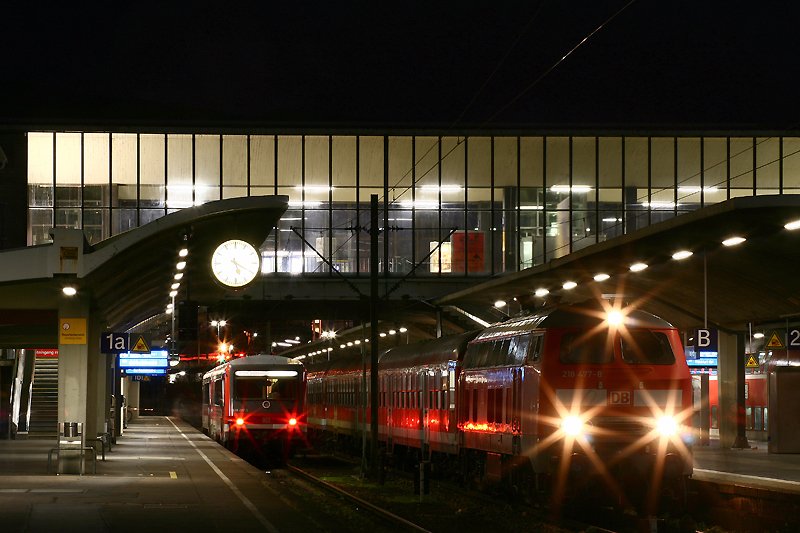 Am 22. November 2008 hat die Karlsruher 218 477 mit dem um rund 15 Minuten verspteten RE 4840 von Heilbronn nach Mannheim den Heidelberger Hauptbahnhof erreicht.