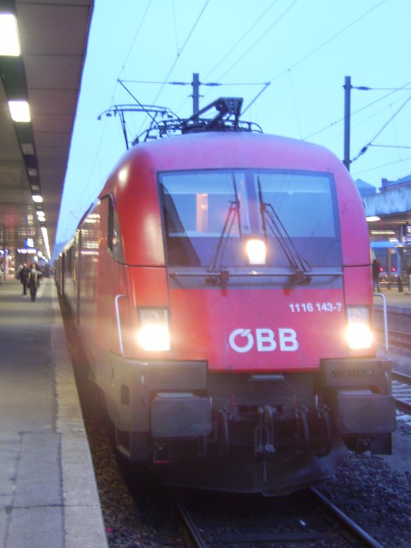 Am 22.03.2009 bringt der  Taurus  1116 143-7 der BB den Nachtzug aus Wien zur weiterfahrt nach Hamburg Altona.Kurzer Halt in Hannover Hauptbahnhof.  