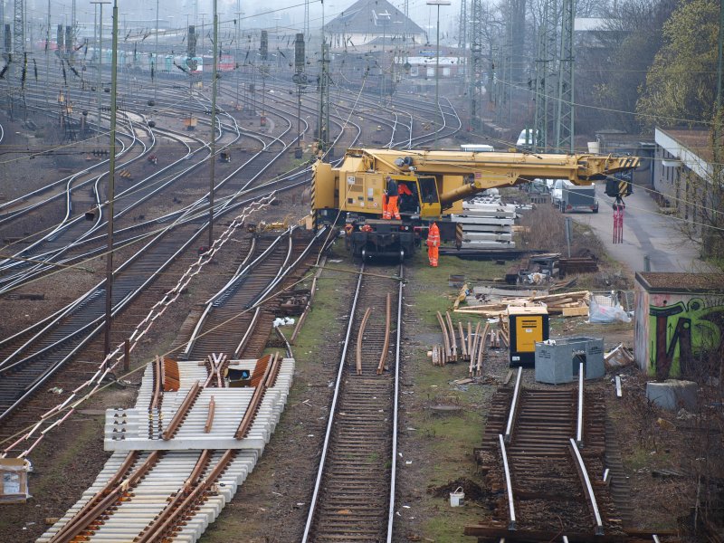 Am 22.03.2009 wird ein Gleisbauschienenkran KRC 810T am Aachener Westbahnhof vorbereitet um Weichen fr die Strecke nach Montzen einzubauen. Der Kran kann 125 to. heben und ist 135 to. schwer.
