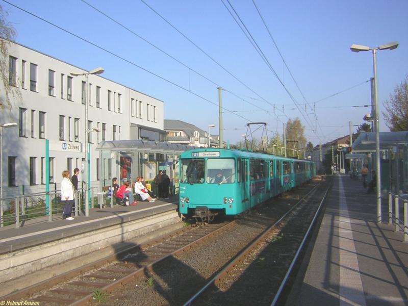 Am 22.04.2006 war der erste schne Tag des Monats, an dem das Thermometer erstmals in diesem Jahr beinahe hochsommerliche Werte erreichte. Dementsprechend war der Himmel ber der Station Zeilweg bei der Einfahrt des 6. Zuges der U1 nach Ginnheim mit den U2h-Triebwagen 359, 346 und 330 blau und wolkenlos.
