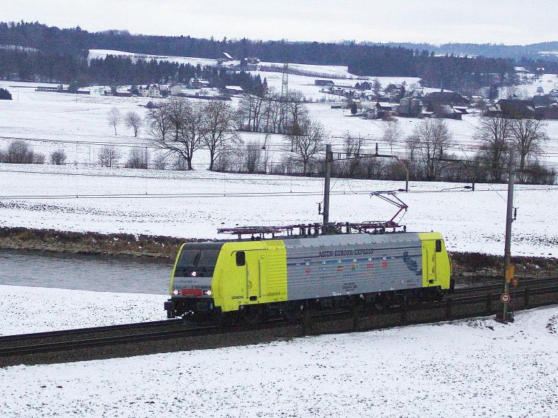 Am 2.2.05 wurde eine ES 64 F4 von Basel nach Chiasso berfhrt. Hier hat sie gerade die Reussbrcke zwischen Oberrti und Rotkreuz berquert