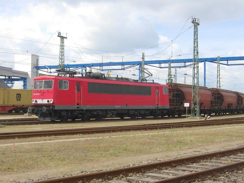 Am 22.05.09 wartete, im Hafen von Wismar, die 155 267-8 mit ihrem Zug auf das Abfahrtsignal.