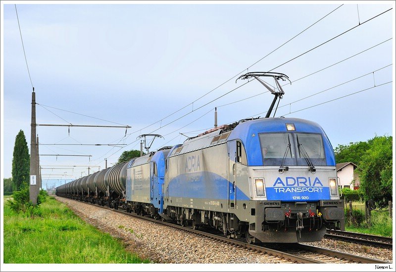 Am 22.05.2009 hatte ich wieder mal Zeit fr den Kerosinzug. Aufgrund der Bauarbeiten zwischen Villach Sd und Rosenbach ist er momentan mit etwas verndertem Lauf via Spielfeld-Stra unterwegs. Der 48430 fhrt hier gerade mit 1216.920 + 1216.910 + 2170.001 durch Mitterndorf/Fischa.