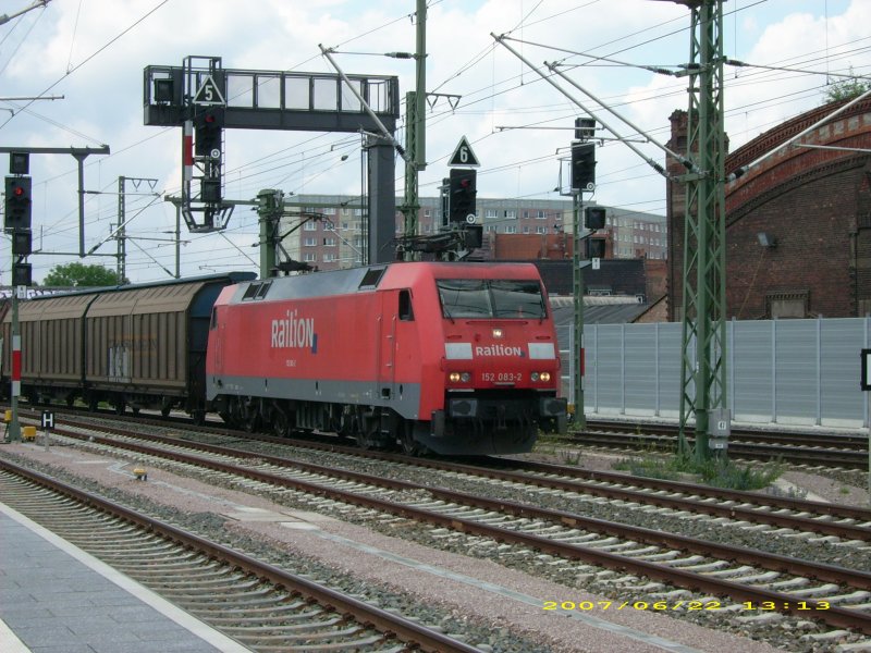 Am 22.06.07 brachte 152 083 einen gemischten Gterzug durch den Hauptbahnhof Erfurt. Das alte Railion-Logo ist sicherlich auch nicht mehr lange zusehen