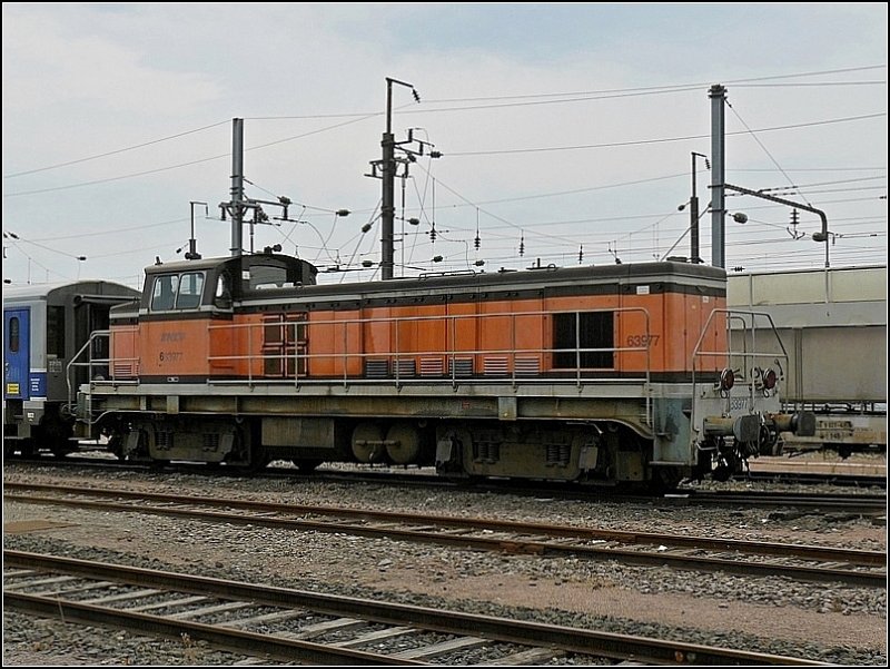 Am 22.06.08 war die SNCF Diesellok BB 63077 im Vorfeld des Bahnhof von Metz abgestellt. (Hans)