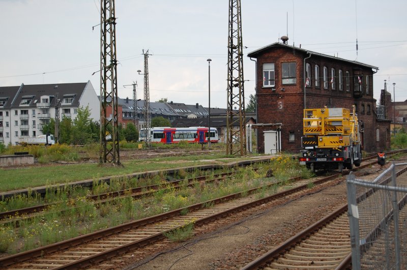 Am 22.08.09 begegneten sich in Chemnitz Hbf dieses Dienstfahrzeug der DB und ein Triebwagen der CB Chemnitz aus Burgst�dt.