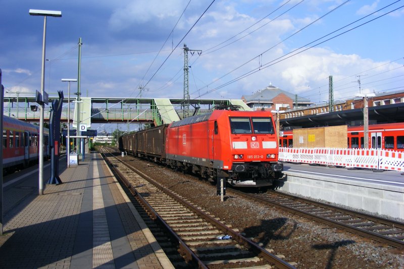 Am 22.08.09 fhrt die 185 013-0 mit ihrem kurzen Gterzug durch den Bahnhof Gieen in Richtung Sden.