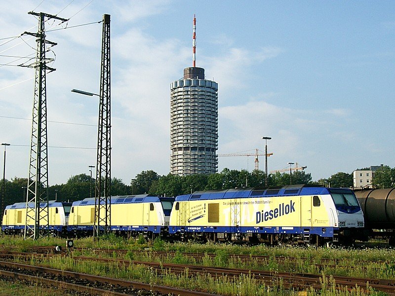 Am 22.08.2008 stand 246 001 mit zwei Schwesteloks in Augsburg.