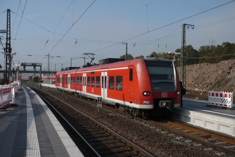 Am 22.09.09 fhrt gerade 426 501/001 als RE 25109 aus Dillenburg in Gieen auf Gleis 4 ein und wird in ein paar Augenblicken mit dem anderen Zugteil ( RE 25009) aus Treysa vereinigt und fhrt weiter nach Frankfurt Hbf.