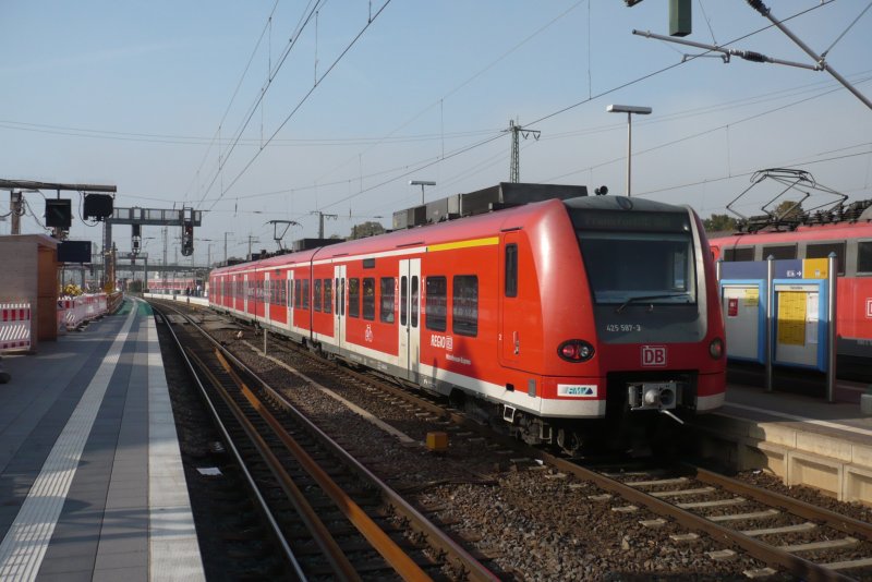 Am 22.09.09 ist gerade 425 587/087 als RE 25009 aus Treysa in Gieen eingetroffen und wartet auf den anderen Zugteil (RE 25109) aus Dillenburg,um dann gemeinsam weiter nach Frankfurt/M Hbf zu fahren.