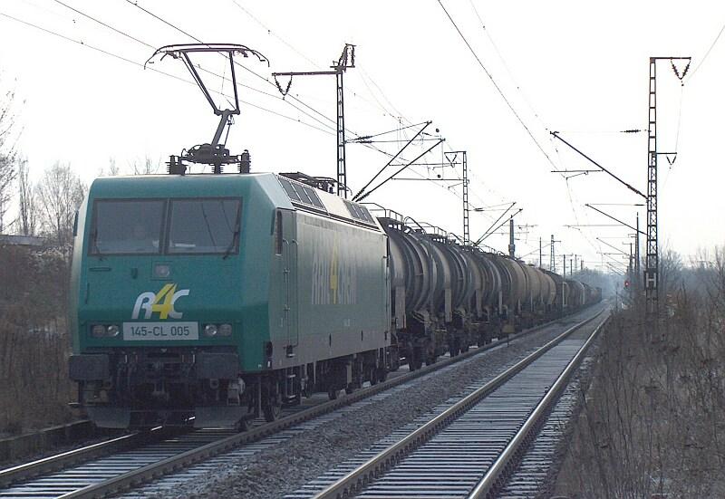 Am 22.12.04 durchfhrt  145-CL 005 in krze den Bf Halle-Ammendorf.
Seltsam ist, dass der Tf das Spitzenlicht nicht eingeschaltet hatte.