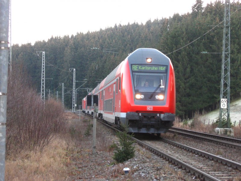 Am 22.12.06 fuhr der Dosto Steuerwagen am B31 (St.Georgen/Schwarzwald) mit seinem RE nach Karlsruhe. Schublok war BR 146 239-9