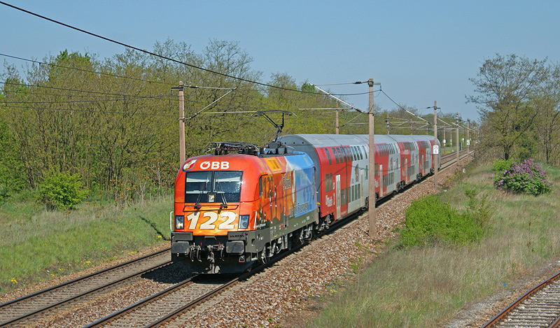 Am 22.4.2009 bespannte 1116 250  Feuerwehr 122  den R 2345, hier bei der ehemaligen berwerfung in Strasshof.