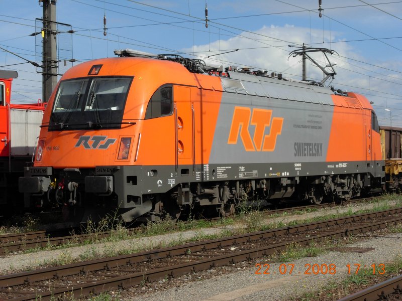 Am 22.7.2008 lie sich diese Taurus-Lokomotive des Schienentransport-Unternehmens RTS (Rail Transport Service) mit einem Gterzug auf dem Zentralverschiebebahnhof blicken.