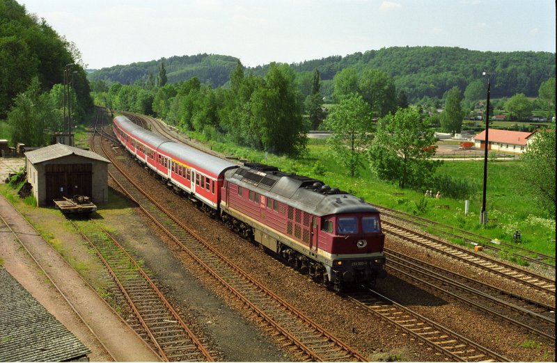 Am 23. Mai 1999 hat 232 500-9 mit einem Regionalexpress aus Leipzig fast Nossen erreicht. Die Lok faehrt in einem Laufplan der Baureihe 234.