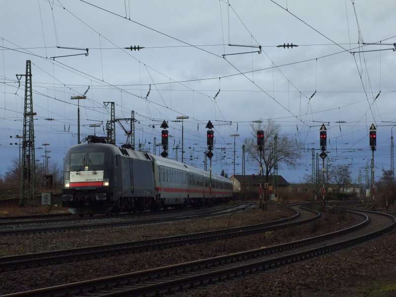 Am 23.01.2009 bespannte ES 64 U2-014 MRCE Dispolok den IC1811 nach Stuttgart, hier bei Worms