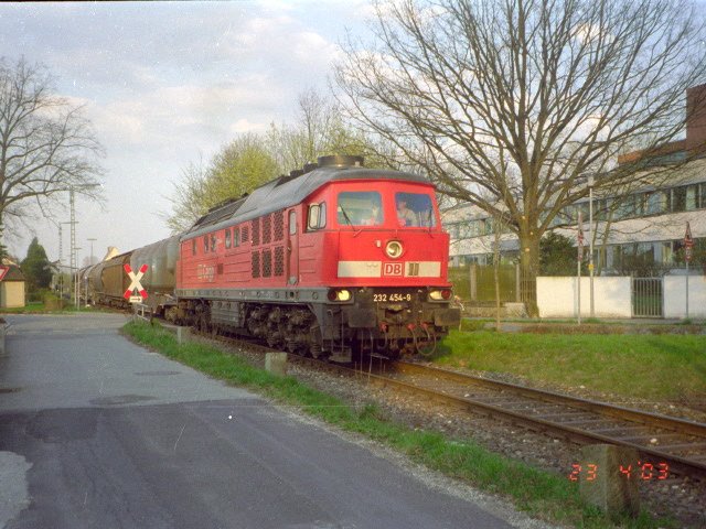 Am 23.04.2003 fiel die planmige 294 aus und somit musst 232 454 her. Hier ist sie gerade beid er Asufahrt aus dem Bahnhof Hirschau. Das Bild war ein Negativ, das mit ein ehem. Kollege digitalisiert hat.