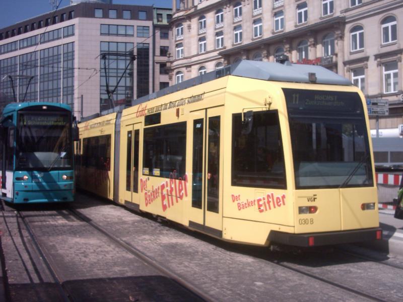 Am 23.04.2005 treffen sich in Frankfurt(M)Hbf der gelbe R-Wagen und ein S-Wagen.