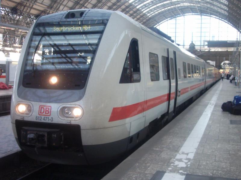 Am 23.04.2005 wartet Baureihe 612 471-3 in Frankfurt(M)Hbf auf die Abfahrt nach Saarbrcken.