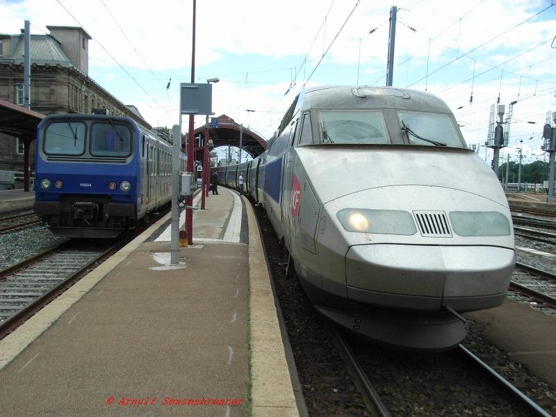 Am 23.06.07: Das erste Mal im TGV-Est fahren (ab Strasbourg, ab Karlsruhe war er ausgebucht):
Hier ein TGV-Est, der kein TGV-POS ist.
Der TGV538 (vom Typ Reseau) wartet auf den TGV (von Typ POS) aus Stuttgart, um mit diesem gemeinsam weiter nach Paris zu eilen.

Links steht der Steuerwagen des Elektrotriebwagens Z11504.

23.06.2007 Strasbourg 
