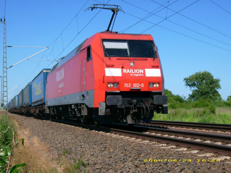 Am 23.06.08 bespannt 152 102 den LKW-Walter-Zug Richtung Bitterfeld. Fotografiert in Grfenhainichen.