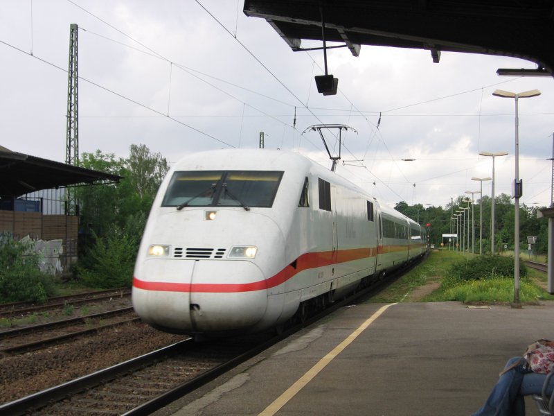 Am 23.06.2007 durchfhrt ein 402 als ICE 650 Leichlingen in Richtung Kln Hbf.