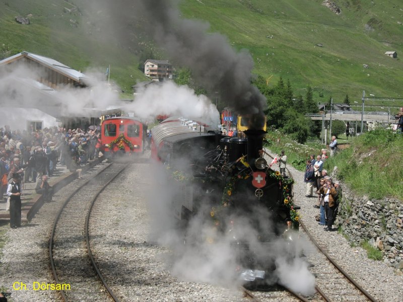Am 23.06.2007 fuhr die Dampflok Fo4 um 14.50 Uhr
mit geladenen Gsten zur Station Furka.Ausfahrt
Realp im Hintergrund steht der Dieseltraktor Tmh 985. 