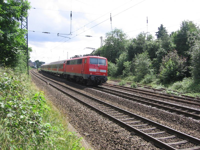 Am 23.06.2007 legt sich 111 124 mit RB 48 nach Bonn Mehlem bei Leichlingen in die Kurve.
