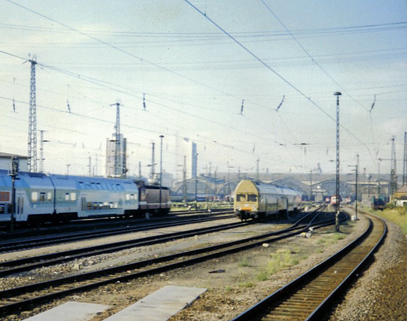 Am 23.07.1997, entstand dieses Bild bei der Einfahrt in den Leipziger Hbf. Dort konnte man noch auf diese Steuerwagen der Gattungen Dbmq/z 771/773 treffen welche u.a. zwischen Leipzig und Cottbus ber Senftenberg fuhren. Mit ein wenig Glck, sah man noch einen dieser Wagen in der  Sputnik  Lackierung fr den Berliner Nahverkehr.