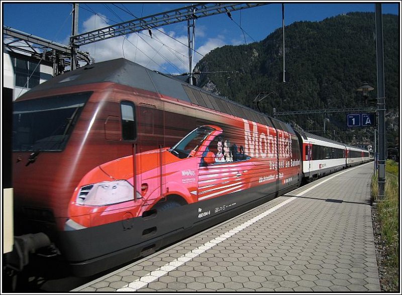Am 23.07.2008 verlt dieser SBB-IC nach Bern den Bahnhof Interlaken-West. Die Lok, Re 460 094 war in der Mitte des Zugs eingestellt.
