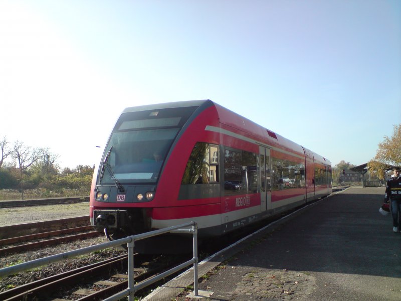 Am 23.10.2008 wartet RE6(PrignitzExpress) aus Wittenberge zur Weiterfahrt nach Berlin-Spandau ber Wittstock(Dosse), Neuruppin West, Neuruppin Rheinsberger Tor, Hennigsdorf & Falkensee auf Abfahrt.
Pritzwalk 23.10.2008