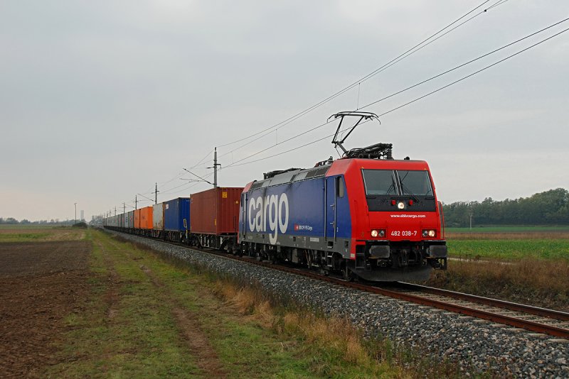 Am 23.10.2009 brachte die SBB Cargo 482 038 den KGAG 61583 Containerzug von Krems an der Donau nach Wien Zentralverschiebebahnhof. Hier zu sehen kurz vor Stockerau.