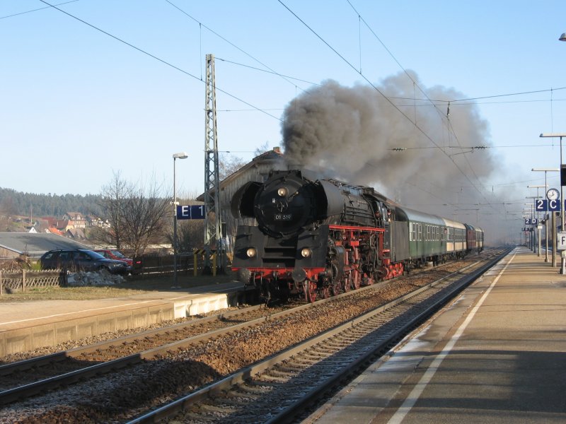 Am 23.1.2.06 fuhr BR 01 519 mit ihrem Dampfsonderzug nach Offenburg in den Bahnhof St.Georgen/Schwarzwald(KBS720) ein