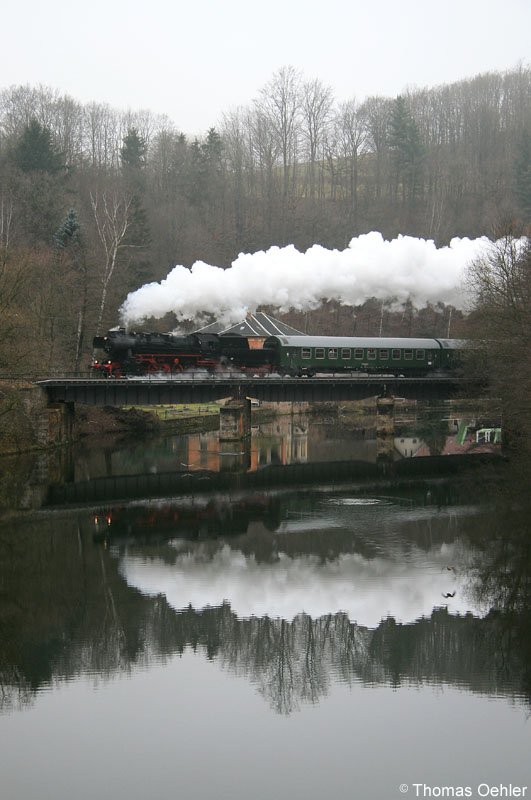 Am 23.12.06 fuhren gleich 4!!! Dampfzge in kurzer Folge durch das Zschopautal. Anlass war die groe Abschlussbergparade in Annaberg-Buchholz. Den Reigen erffnete 52 8047 mit ihrem Sonderzug aus Nossen, hier bei der berquerung der Zschopau kurz vor Scharfenstein.