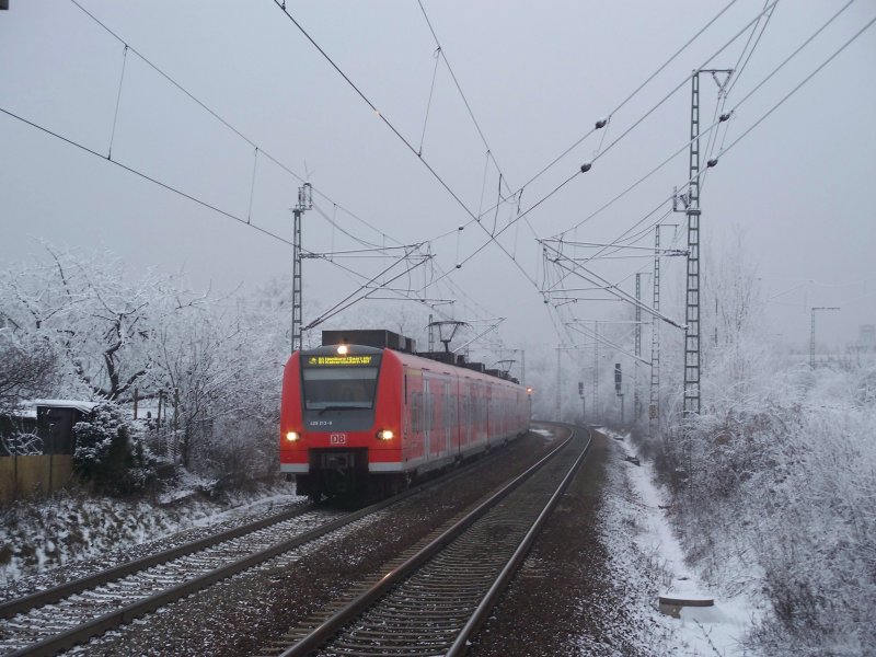 Am 23.12.07 war ET 425 213 + Bruder als S1 nach Homburg an der Saar HBF bzw. Kaiserslautern HBF kurz vor dem Haltepunkt Heidelberg Pfaffengrund/Wieblingen, welche die letzte der insgesamt 6 Stationen in Heidelberg ist, die die S1 bzw. S2 bedient, unterwegs.