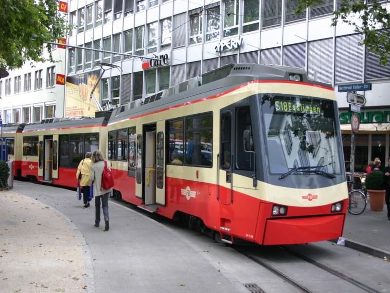 Am 23.September 2004 steht eine neue Komposition gebaut von der Firma Stadler der Forchbahn (FB) bereit zur Abfahrt am Bahnhof Stadelhofen Richtung Esslingen als S 18