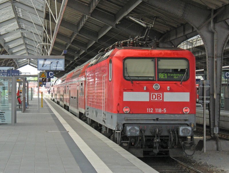 Am 24. Aug. 2006 steht Lok 112 118 mit ihrem Regionalexpress nach Brandenburg(Havel) abfahrbereit im neu renovierten Hauptbahnhof von Frankfurt(Oder). Anstatt der blichen klimatisierten Dosto besteht der Zug heute aus DBuza aus DDR-Produktion.