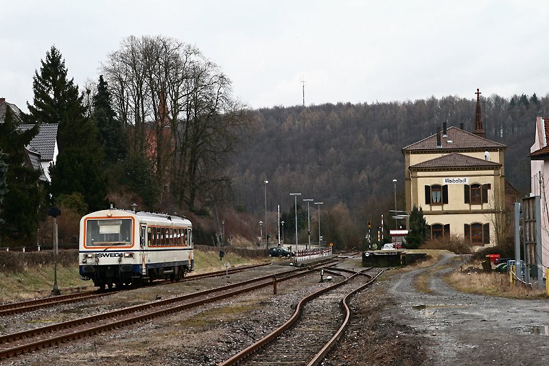Am 24. Februar 2009 beschleunigt der VT 120 vom Typ NE 81 der SWEG Waibstadt als SWE 70722 von Aglasterhausen nach Meckesheim aus dem Bahnhof Waibstadt.