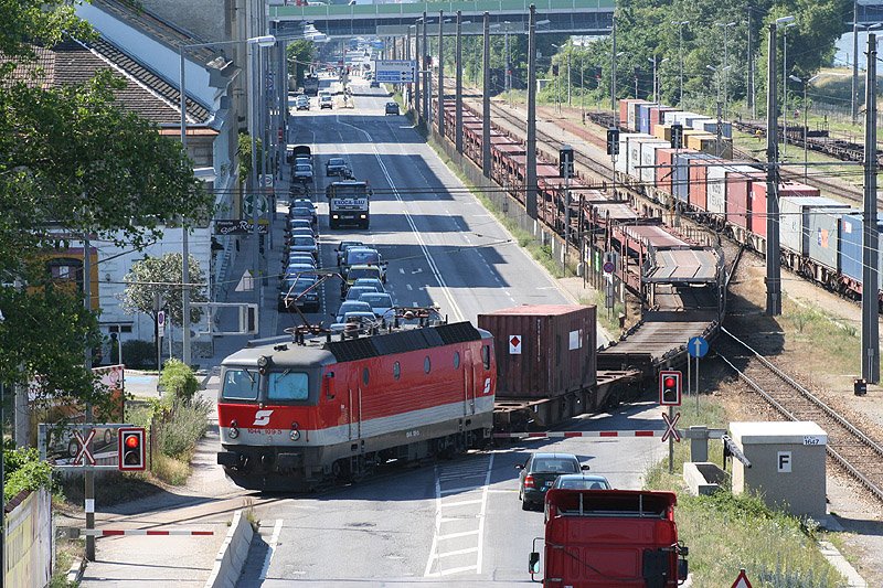 Am 24. Juni 2005 fhrt die 1044 109 mit ihrem 68042 vom Donaukaibahnhof kommend den Handelskai Richtung Bahnhof Erdberger Lnde. Das Foto entstand von der Haltestelle Praterkai aus.