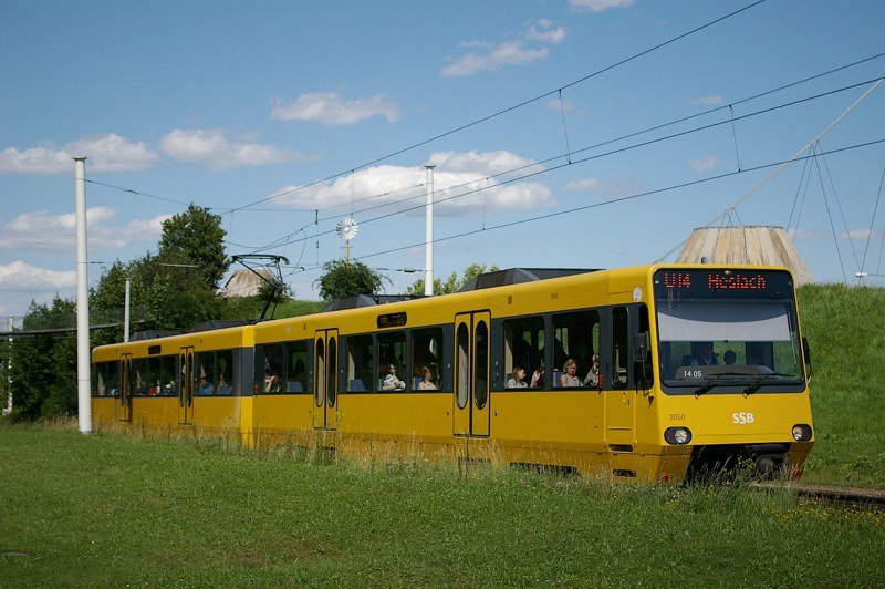 Am 24. Juni 2007 ist DT 8.4 3050 auf der Linie U14 unterwegs nach Heslach. Das Bild ist bei der Einfahrt in die Haltestelle Mineralbder entstanden.
